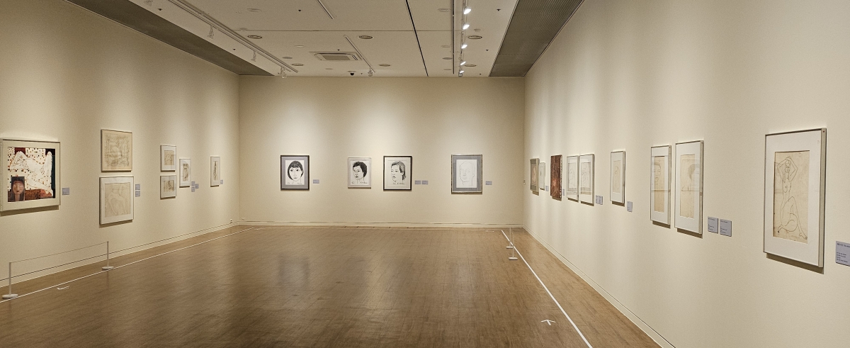 오는 3월 29일까지 ‘김흥수: 탐미의 일월’전이 열리고 있는 제주현대미술관 상설 전시실. 제주 강동삼 기자