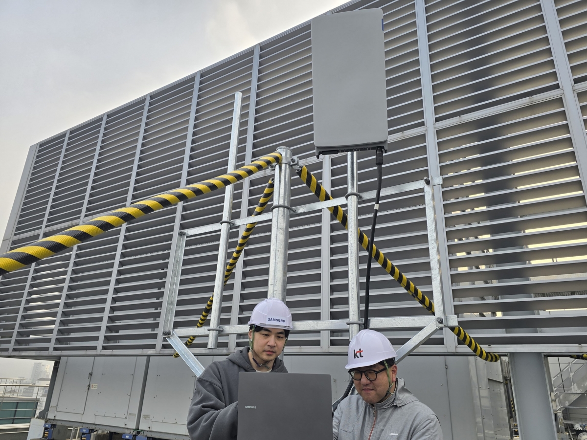삼성전자가 KT, 키사이트테크놀로지스와 6G 통신 표준 핵심 주파수인 7GHz 대역에서 초고집적 다중 안테나 기술을 성공적으로 검증했다고 20일 밝혔다. 사진은 삼성전자 차세대통신연구센터와 KT 연구진이 삼성전자 서울R＆D캠퍼스에서 초고집적 다중 안테나 기술을 검증하는 모습. 삼성전자 제공