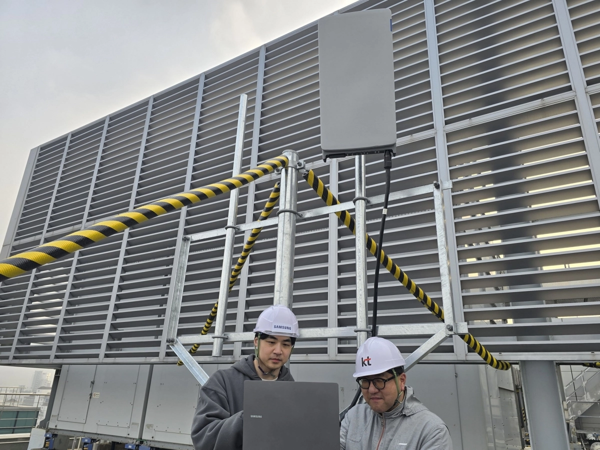 삼성전자가 KT, 키사이트테크놀로지스와 6G 통신 표준 핵심 주파수인 7GHz 대역에서 초고집적 다중 안테나 기술을 성공적으로 검증했다고 20일 밝혔다. 사진은 삼성전자 차세대통신연구센터와 KT 연구진이 삼성전자 서울R＆D캠퍼스에서 초고집적 다중 안테나 기술을 검증하는 모습. 삼성전자 제공