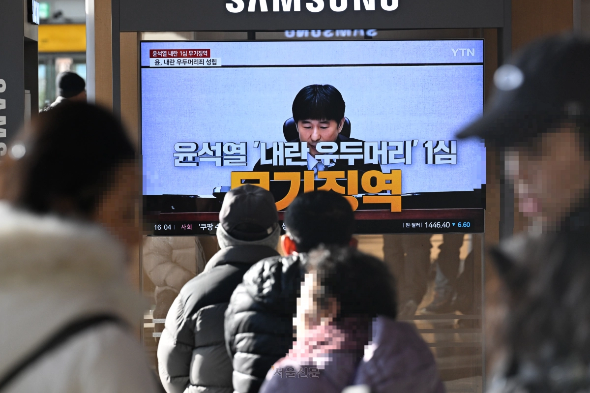 윤석열 전 대통령의 내란 우두머리 혐의 1심 선고일인 19일 오후 서울역에서 시민들이 생중계 화면을 보고 있다. 서울신문 도준석 전문기자