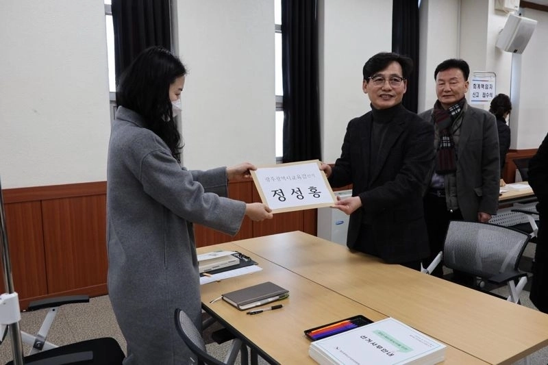 정성홍 광주민주진보시민교육감 단일후보가 19일 광주광역시선거관리위원회를 찾아 오는 6월 치러질 제9회 전국동시지방선거 광주광역시교육감 선거 예비후보로 등록하며 본격적인 선거 행보에 나섰다. 후보 측 제공