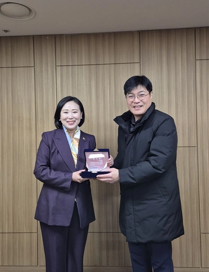 도로교통공단으로부터 감사패를 받은 이새날 의원