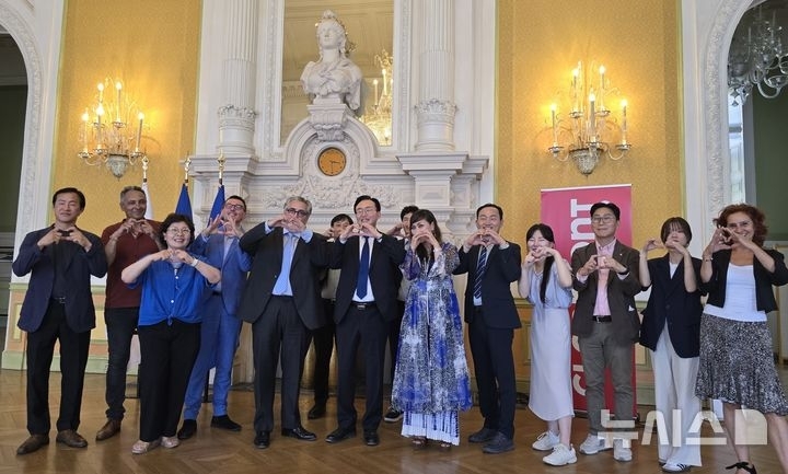 윤병태 전남 나주시장이 이끄는 프랑스 방문단이 지난해 6월 클레르몽페랑시청에서 올리비에 비앙키 시장과 ‘나주시-클레르몽페랑 우호교류 협약’을 체결한 후 기념촬영을 하고 있다. 나주시 제공