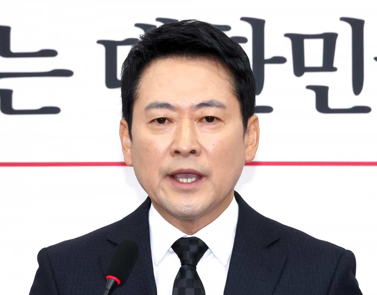 국민의힘 장동혁 대표가 20일 국회에서 윤석열 전 대통령에 대한 1심 무기징역 선고 관련, 입장을 밝히고 있다. 연합뉴스