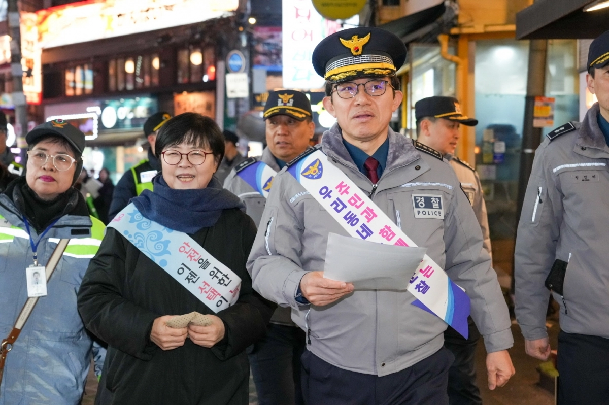 이순희(왼쪽 두 번째) 강북구청장과 김태현(왼쪽 네 번째) 강북경찰서장이 지난 12일 수유3동 일대 야간 도시안전 합동순찰을 하고 있다. 강북구 제공