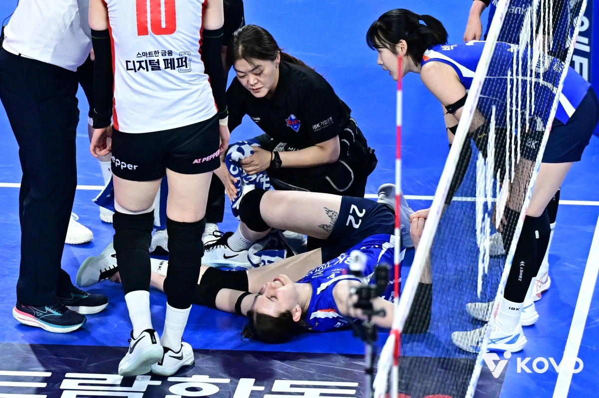 킨켈라(가운데)가 지난 15일 페퍼저축은행과 홈경기 2세트 도중 발목 부상을 입은 킨켈라가 고통을 호소하고 있다. 한국배구연맹 제공