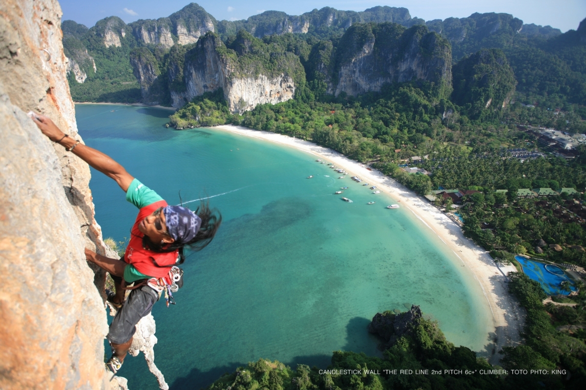 암벽 등반하는 인센티브 여행 참가자. 태국관광청 제공.