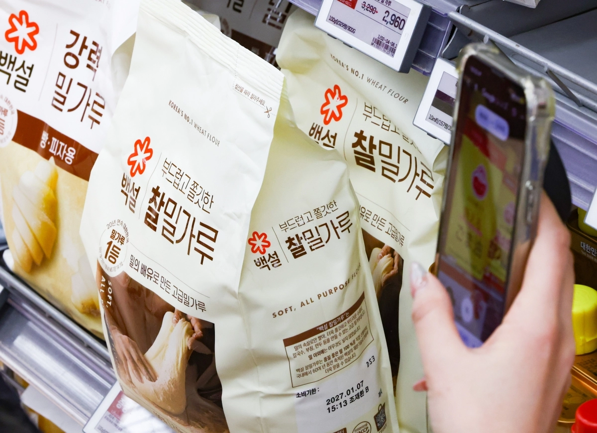 서울 시내 한 대형마트에 밀가루가 진열돼 있다. 이재명 대통령의 물가 안정 주문과 담합 수사 여파 속에서 이달 초 CJ제일제당과 대한제분, 사조동아원, 삼양사 등 제분·제당업계는 설탕 및 밀가루 가격을 4~6% 인하했다. 뉴시스