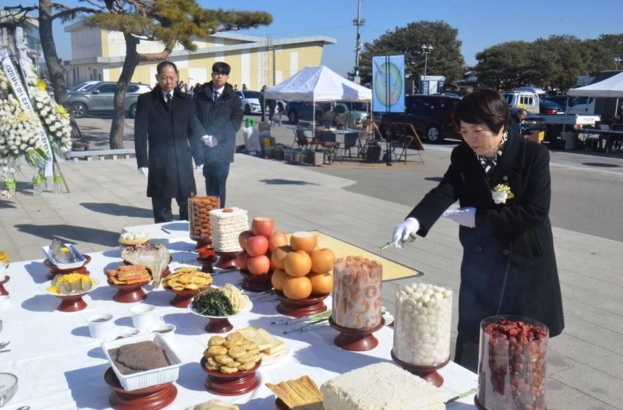 임진각 망배단에서 열린 제42회 망향경모제에 참석해 헌화 분향하고 있는 신동원 의원