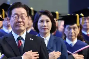 카이스트 졸업식 참석한 李대통령 “정부 믿고 도전해달라”