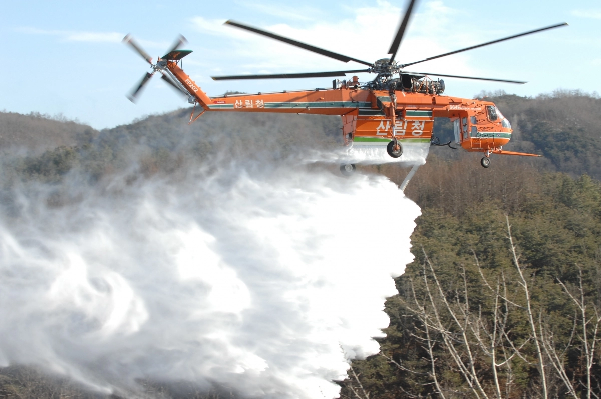 산불 진화 중인 헬기. 기사 내용과 관계 없음. 서울신문 DB