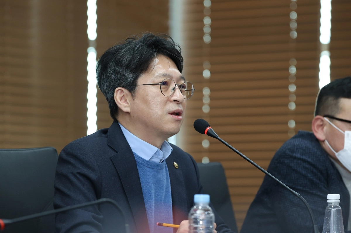 홍지선 국토교통부 2차관이 20일 가덕도신공항 건설 예정지를 방문해 발언하고 있다. 국토부 제공