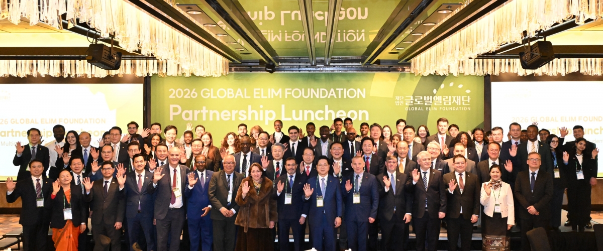 다문화 유학생 등 참석자들이 기념사진을 찍고 있다. 글로벌엘림재단 제공.