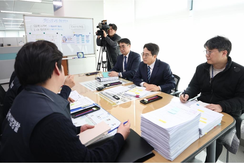 20일 오전 김동연 경기도지사가 최근 하남 등지에서 일어난 집값 담합 행위를 적발한 도청사 15층 ‘부동산 불법행위 수사 T/F’ 사무실을 찾아 긴급 대책회의를 주재하고 있다. (경기도 제공)