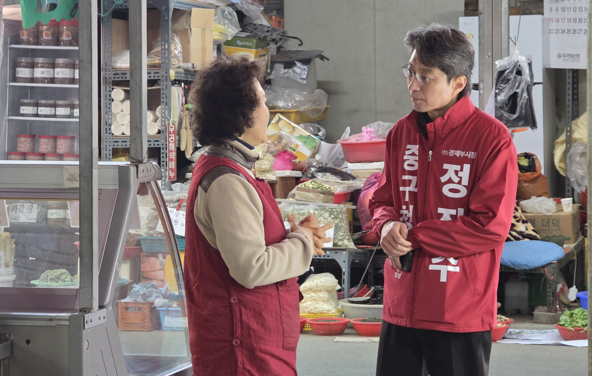 정장수 전 대구시 경제부시장이 6·3 지방선거 기초단체장 예비후보 등록 첫 날인 20일 예비후보 등록을 마치고 중구 번개시장을 찾아 상인과 대화를 나누고 있다. 정장수 예비후보 측 제공