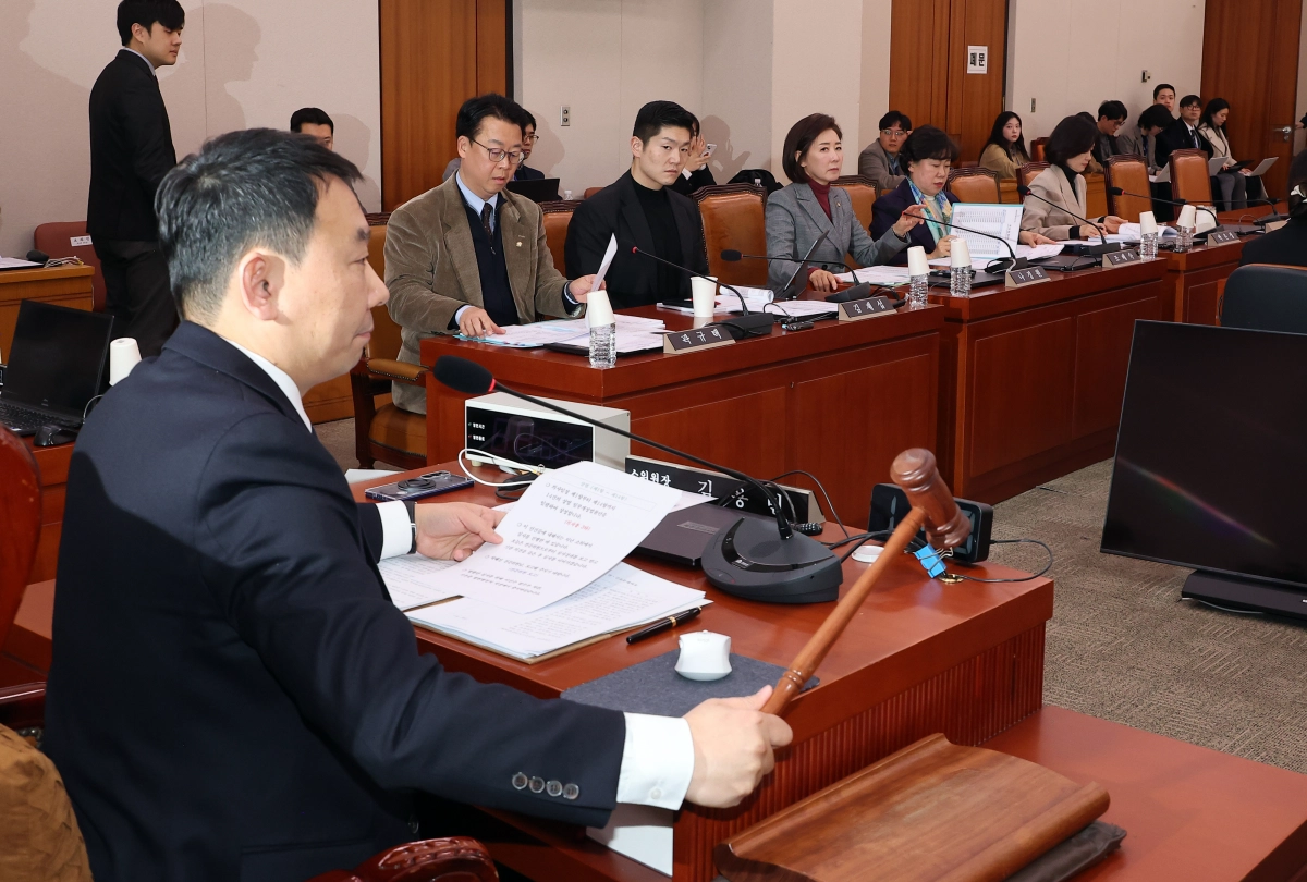 국회 법제사법위원회 김용민 법안심사제1소위위원장이 20일 국회에서 사면법 개정안 심사를 위한 소위 개의를 알리고 있다. 연합뉴스