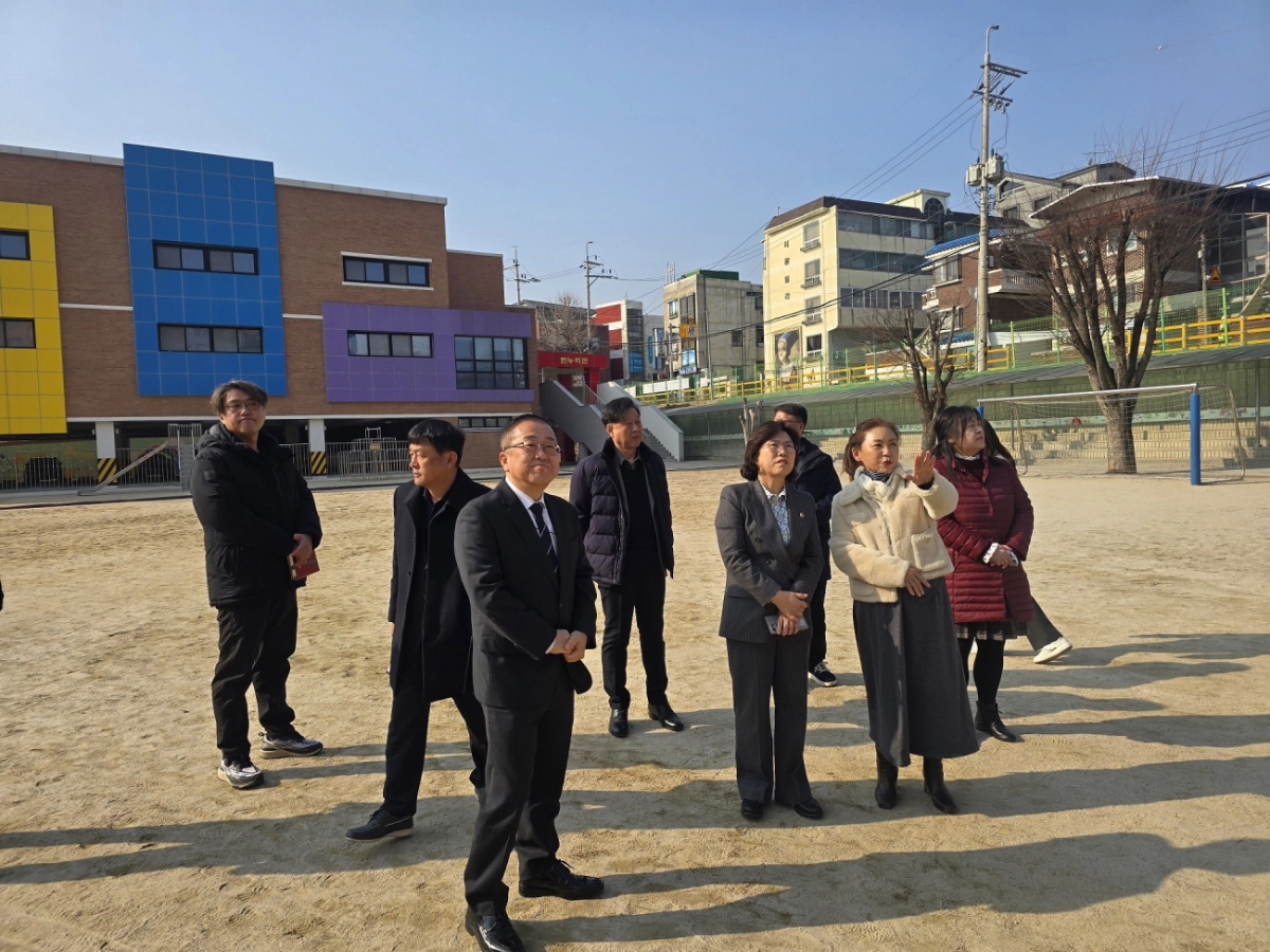 20일 수원시 관내 학교를 방문해 교육 환경을 점검하고 주요 현안을 청취하고 있는 이애형 의원.(사진=경기도의회)