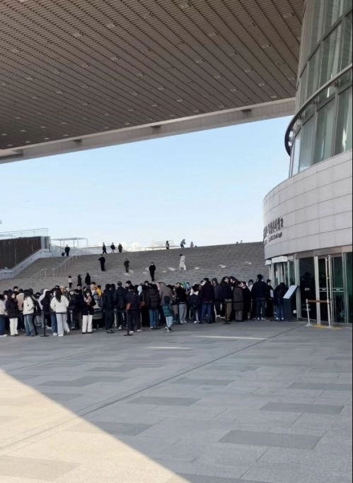 설 연휴  서울 용산구 국립중앙박물관 앞에 관람객들이 길게 줄을 선 모습. 국립중앙박물관 제공