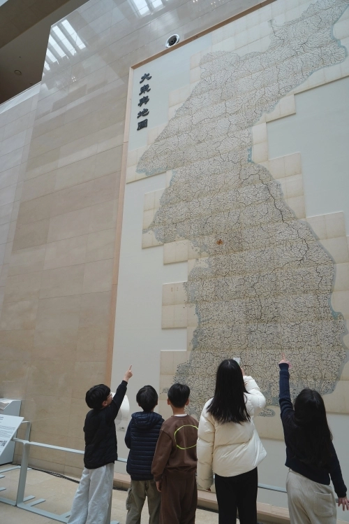 대동여지도를 살펴보는 관람객들. 국립중앙박물관 제공