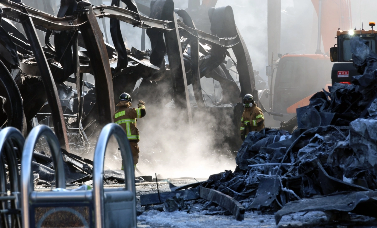 31일 오전 충북 음성군 맹동면 두성리의 한 생활용품 제조공장에서 소방당국이 잔불 정리를 하고 있다. 이 공장에서는 전날 오후 2시55분께 원인을 알 수 없는 불이 났다. 2026.1.31 연합뉴스