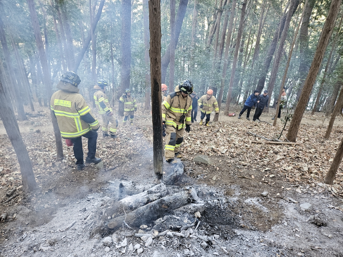 20일 오후 3시 30분쯤 부산 부산진구 초읍동 성지곡 수원지 인근 임야에 산불이 발생해 소방관들이 진화 활동을 하고 있다. 부산소방재난본부 제공.
