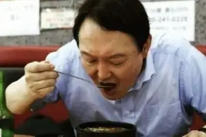1심 ‘무기징역’ 尹의 하루 세끼…선고 이튿날 돼지순대국밥·해장국