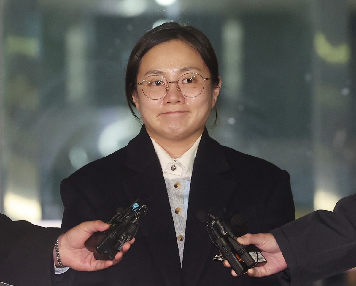 전직 매니저들에 대한 갑질 의혹을 받는 개그우먼 박나래씨가 20일 서울 강남경찰서를 나서며 취재진 질문을 받고 있다. 2026.2.20. 연합뉴스