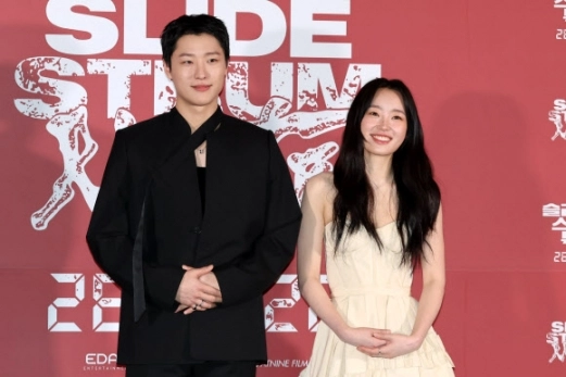 가수 우즈(WOODZ)와 배우 정회린이 20일 서울 용산구 CGV용산점에서 열린 영화 ‘슬라이드 스트럼 뮤트’ 시사회 및 기자간담회에서 인사하고 있다. 2026.2.20 연합뉴스