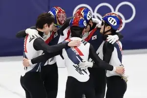 쇼트트랙 남자 대표팀, 올림픽 계주 은메달…한국 8번째 메달