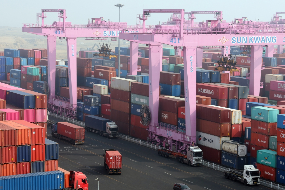 사진은 11일 인천신항 컨테이너 터미널에 수출입 컨테이너가 쌓여 있는 모습. 뉴스1