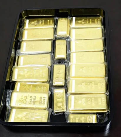일본의 한 남성이 상수도관 노후화 대책에 사용해 달라며 오사카시 수도국에 금괴 21㎏을 익명으로 기부해 화제가 되고 있다. 사진은 기부한 금괴의 모습. 오사카시 상수도국 제공