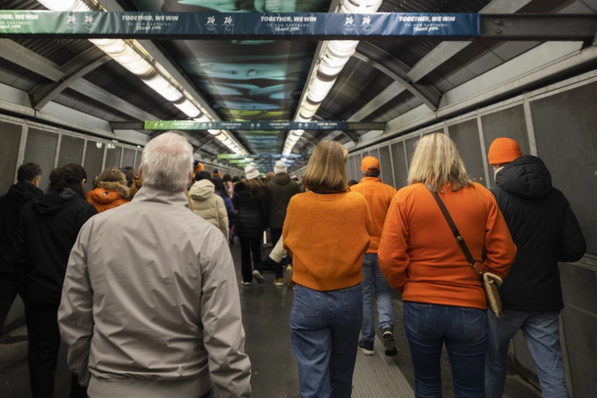 쇼트트랙 경기를 보러 이동 중인 네덜란드 팬들. 밀라노 류재민 기자