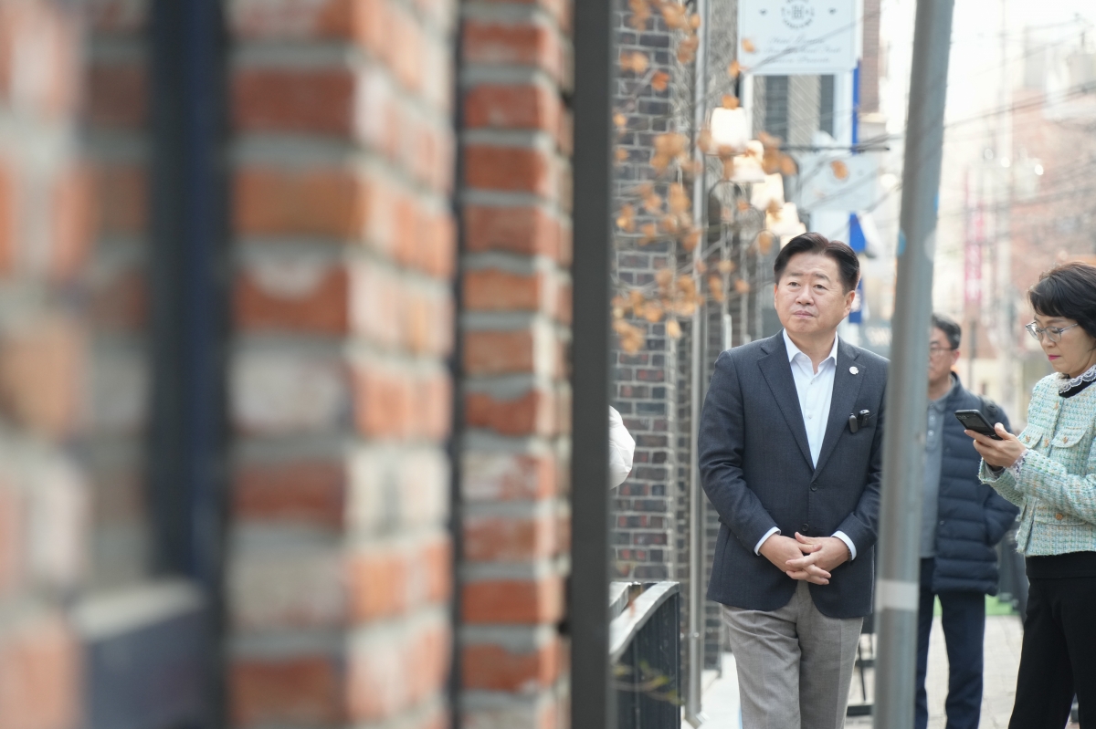 오영훈 제주지사가 21일 로컬크리에이터 중심 원도심 재생의 청사진을 그리기 위해 서울 성수동 골목을 찾아 현장을 직접 점검하고 있다. 제주도 제공