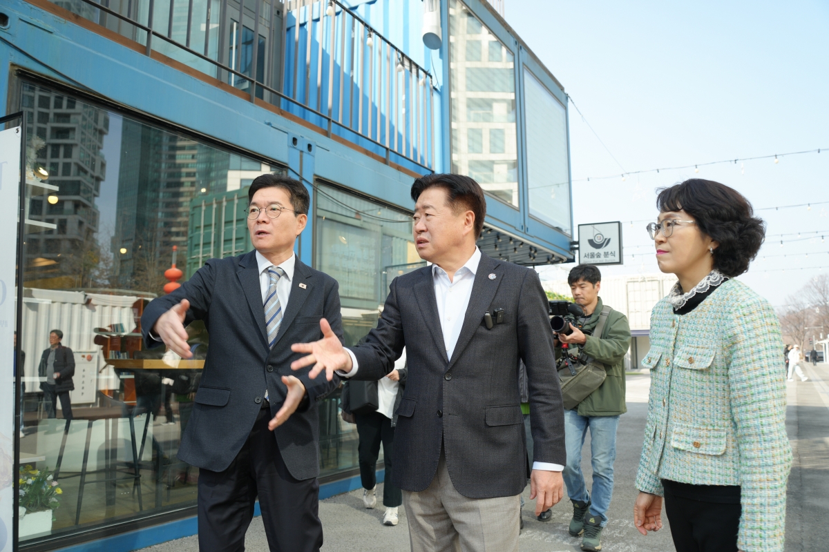 오영훈(가운데) 지사가 21일 정원오 구청장과 함께 성수동 골목의 도시재생 현장을 둘러보며 얘기를 나누고 있다. 제주도 제공