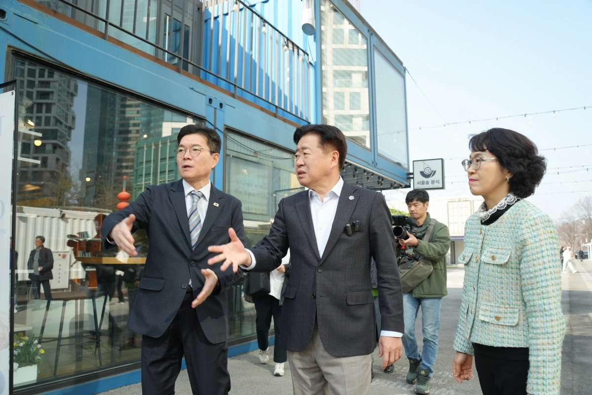 오영훈(가운데) 지사가 21일 정원오 구청장과 함께 성수동 골목의 도시재생 현장을 둘러보며 얘기를 나누고 있다. 제주도 제공