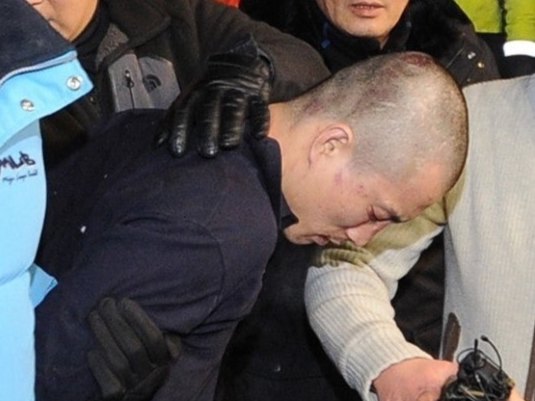 지난 20일 경찰 조사 중 도주한 일산 성폭행 피의자 노영대(32)가 닷새만인 25일 경기도 안산에서 검거된 가운데 경기도 일산경찰서로 압송되고 있다. 2012.12.25 뉴스1