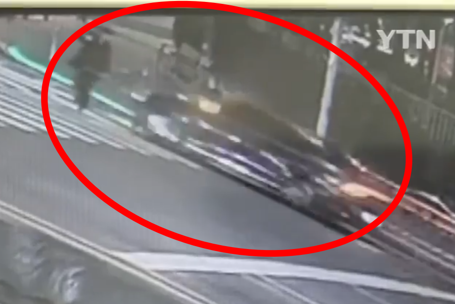 음주운전 혐의로 입건된 김인호 산림청장이 20일 신호를 위반한 채 운전하다 횡단보도를 건너던 시민을 칠 뻔한 모습. 깜짝 놀란 시민은 다급히 몸을 피해 다행히 사고를 당하지 않았다. YTN 보도화면 캡처