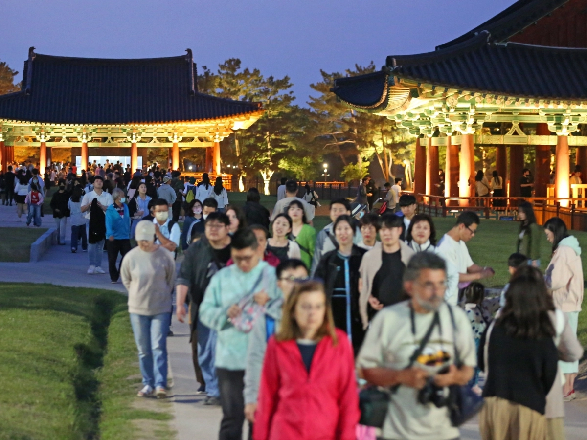 야간 조명이 켜진 경북 경주시 동궁과 월지 일대를 거니는 관광객들. 경주시 제공