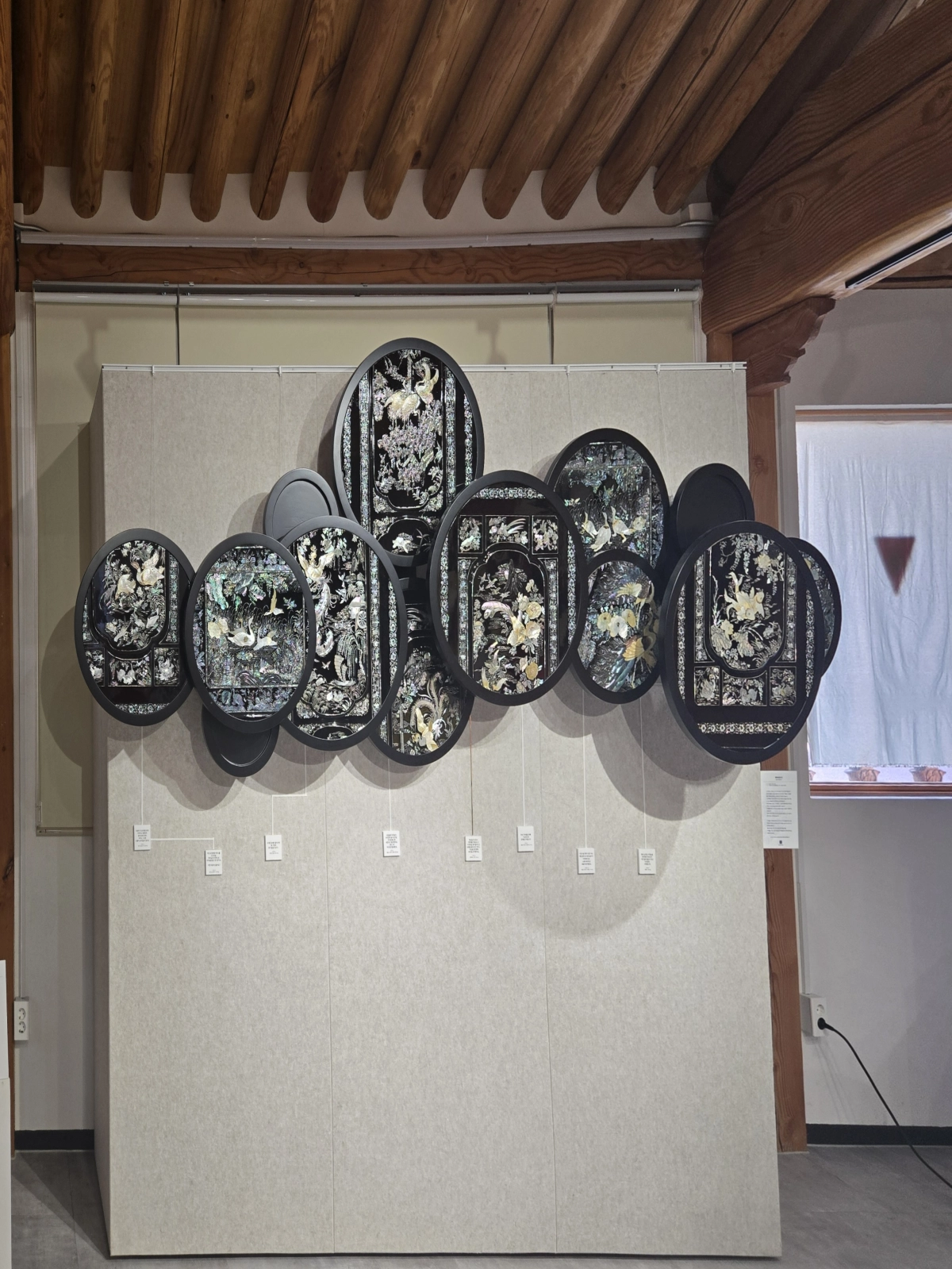 2월 28일까지 충남 부여군 백강문화관에서 열리는 전시 ‘자개장의 기억과 어머니의 시간’