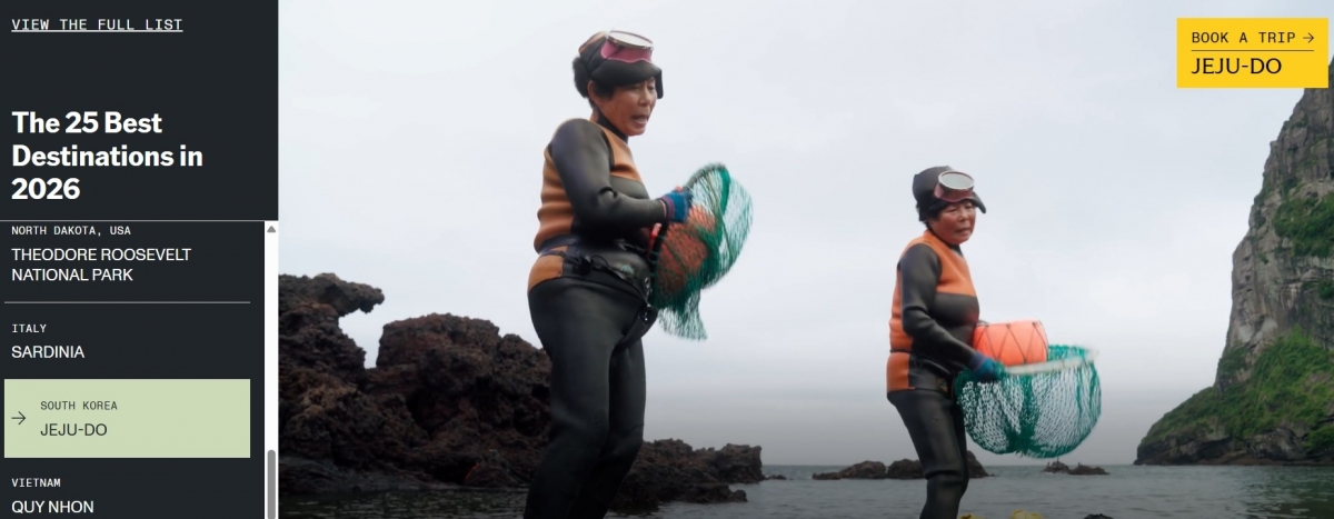 세계적 여행 가이드북 론리 플래닛이 발표한 ‘2026년 반드시 방문해야 할 세계 25대 여행지’에 제주가 선정됐다. 사진은 산방산 용머리 앞에서 물질하는 해녀들의 모습. www.lonelyplanet.com/best-in-travel 캡처
