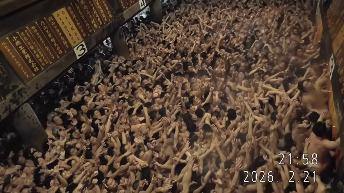 21일 일본 오카야마시 외곽에 있는 사찰 사이다이지(西大寺)에서 열린 ‘하다카 마쓰리’(알몸 축제). 하다카 마쓰리 생중계 유튜브 공식 채널