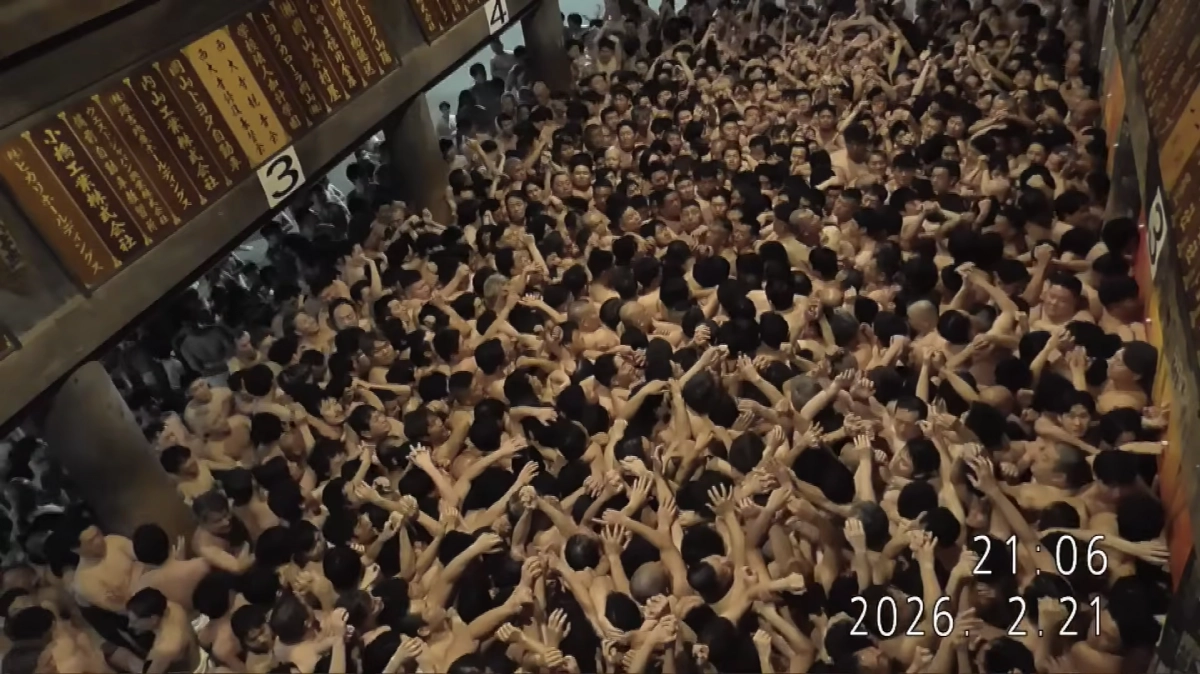 21일 일본 오카야마시 외곽에 있는 사찰 사이다이지(西大寺)에서 열린 ‘하다카 마쓰리’(알몸 축제). 하다카 마쓰리 생중계 유튜브 공식 채널