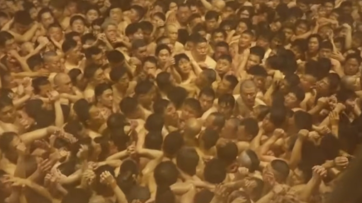 21일 일본 오카야마시 외곽에 있는 사찰 사이다이지(西大寺)에서 열린 ‘하다카 마쓰리’(알몸 축제). 남성 참가자들이 ‘호모쿠’(宝木)라는 목재 부적을 차지하기 위해 몸싸움을 벌이고 있다. TV아사히 보도화면 캡처