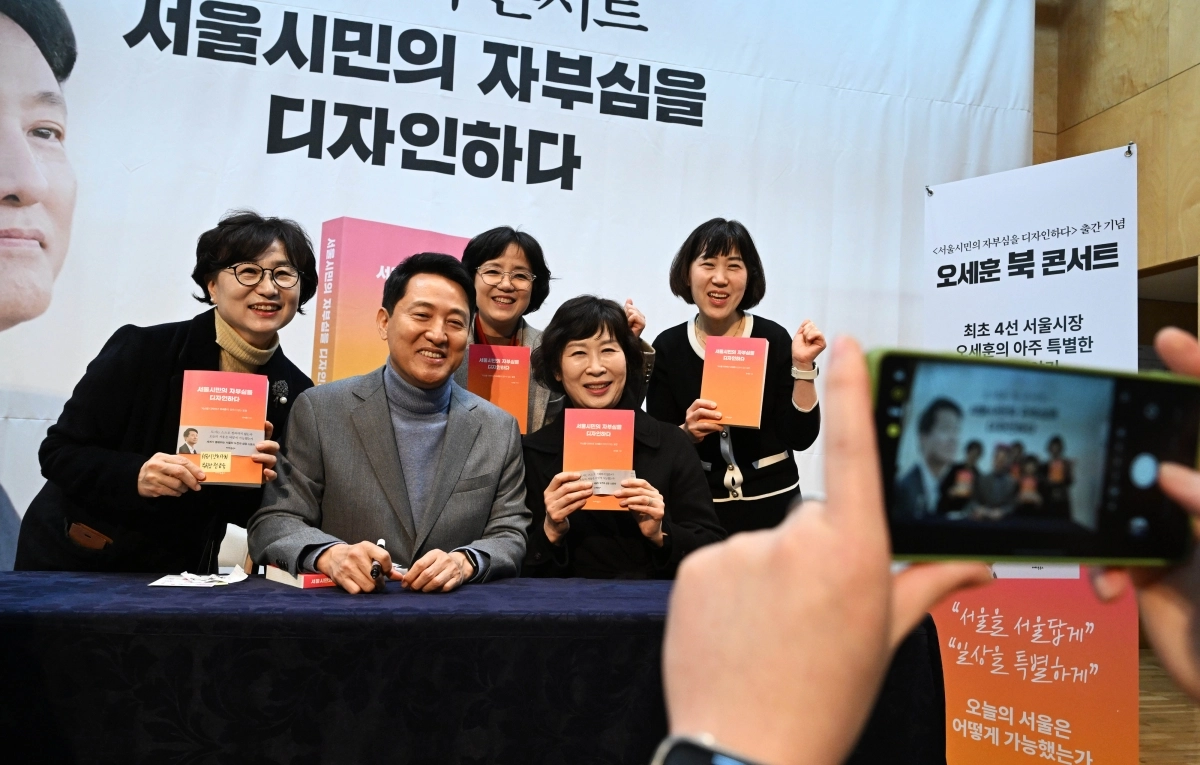 오세훈 서울시장이 22일 서울 마포구 청년문화공간JU에서 열린 ‘서울시민의 자부심을 디자인하다’ 본인의 출간기념회에서 참석자들과 기념 촬영을 하고 있다. 2026.2.22 홍윤기 기자
