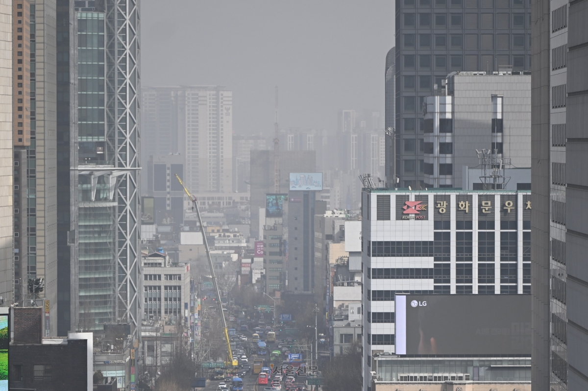 황사의 영향으로 미세먼지 농도가 ‘매우 나쁨’ 수준으로 치솟으면서 22일 서울과 경기 지역에 미세먼지 경보가 발령됐다. 사진은 이날 서울 종로구 서울시교육청에서 바라본 서울 도심이 뿌옇게 보이는 모습. 2026.2.22 이지훈 기자