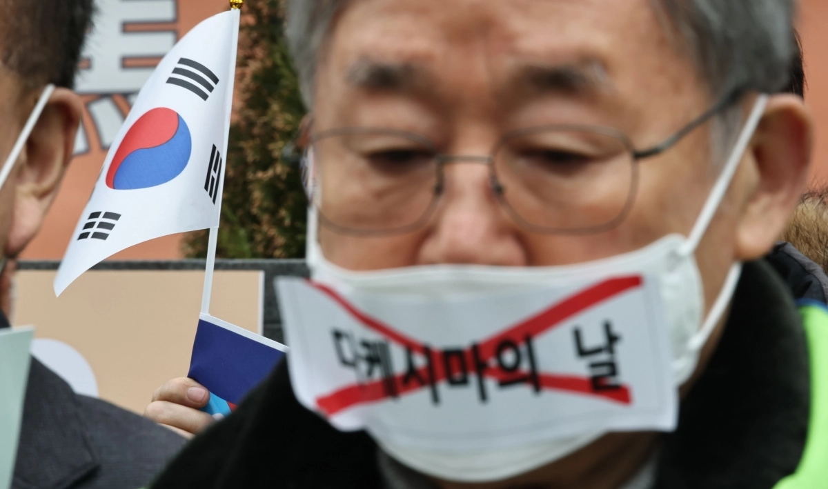 22일 서울 종로구 옛 주한일본대사관 앞에서 열린 일본 다케시마의 날 철폐 촉구 기자회견에서 흥사단 독도수호본부 등 참가자들이 태극기를 들고 있다. 연합뉴스