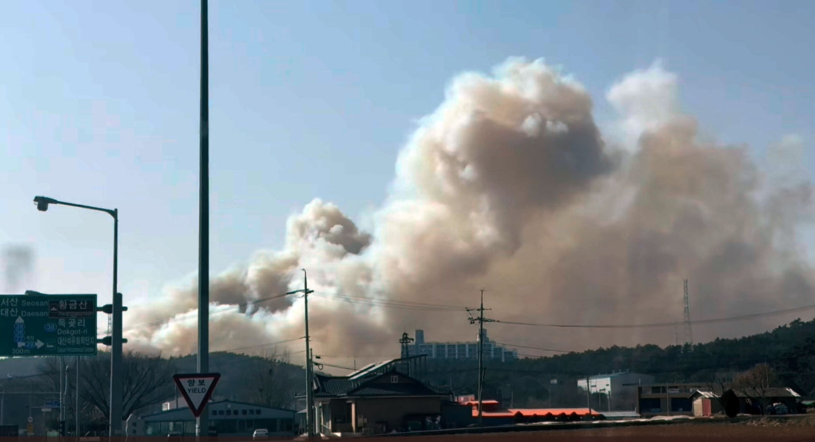 21일 충남 서산시 대죽읍 대죽리 인근에서 산불이 발생해 연기가 솟구치고 있다. 서산 연합뉴스