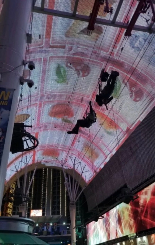 미국 라스베이거스 다운타운 프리몬트 스트리트에 있는 도심 집라인 ‘슬롯질라’. 정장수 전 부시장 페이스북