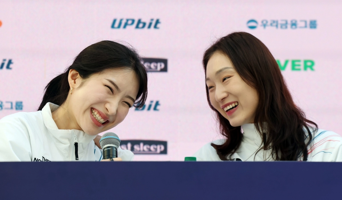 한국 쇼트트랙 국가대표 김길리와 최민정이가 21일(한국시간) 이탈리아 밀라노의 코리아하우스에서 열린 기자회견에서 웃고 있다. 밀라노 뉴스1