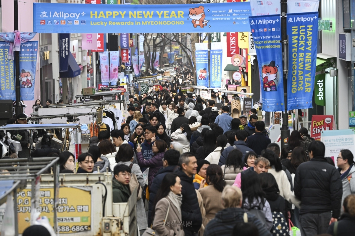 서울 중구 명동거리가 22일 수많은 내·외국인 관광객들로 붐비고 있다. 2026.2.22 이지훈 기자